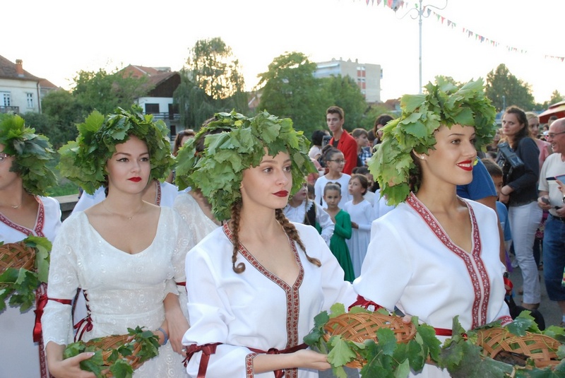 Vinski bal Vlasotince, devojke